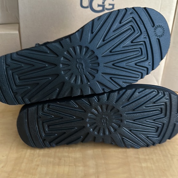 Ugg Women’s Classic Bailey Bow Short Boot - Picture 6 of 8